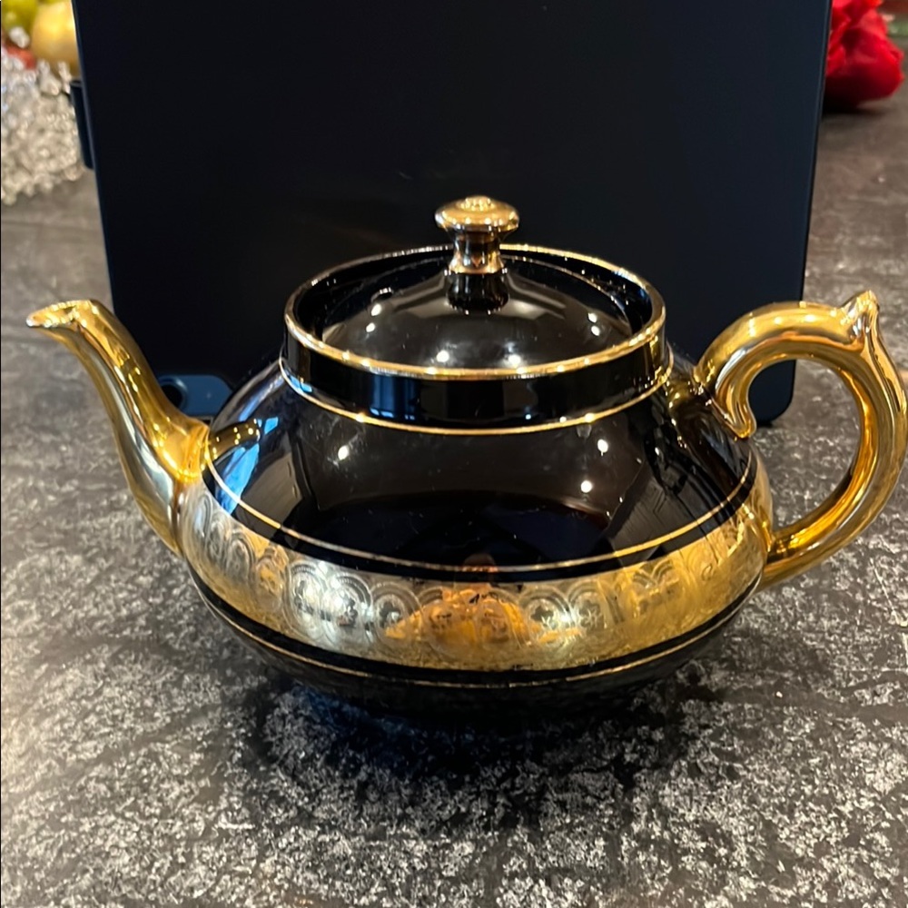 Luxurious Black and Gold Serveware Teapot
